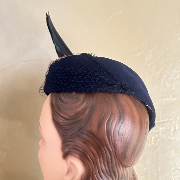 EXQUISITE 1940\'s NAVY FELT HAT WITH PINK/BROWN FEATHERS, VEILING  & FEATHER WING main image 5